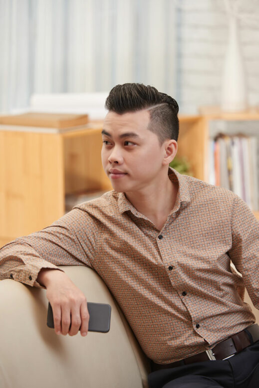  Porträt, von, gutaussehender, Vietnamese, junger Mann, mit, Smartphone
