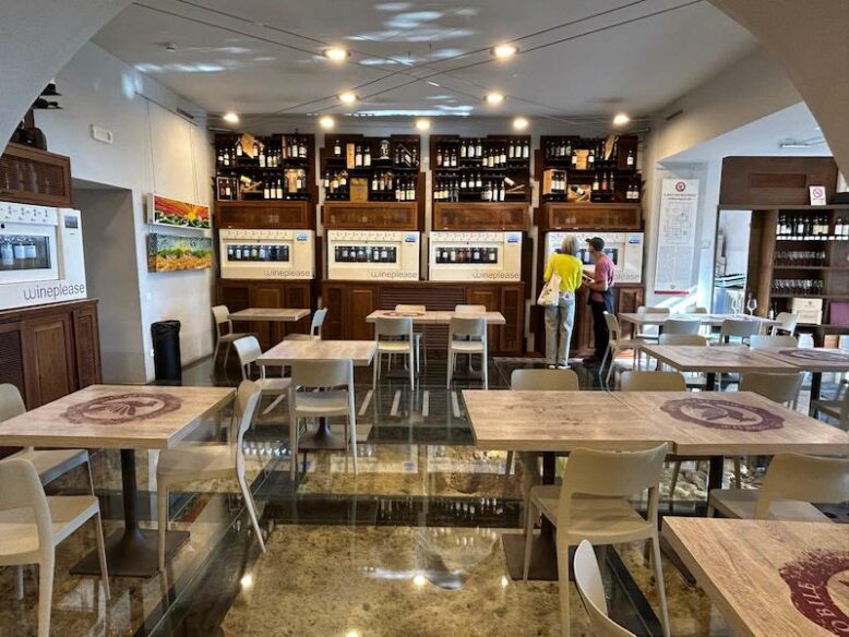 the inside of Enoliteca